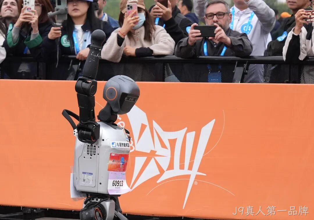 全球首个，人形机器人“跑团”在亦庄！2025北京亦庄半程马拉松暨人形机器人半程马