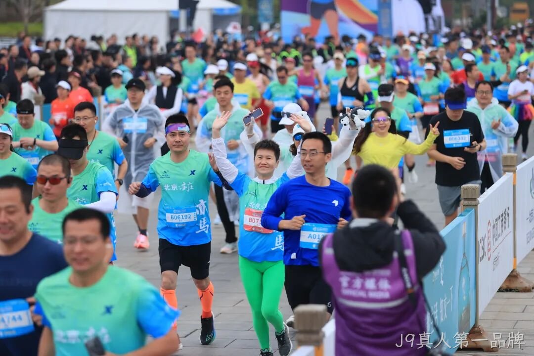 全球首个，人形机器人“跑团”在亦庄！2025北京亦庄半程马拉松暨人形机器人半程马