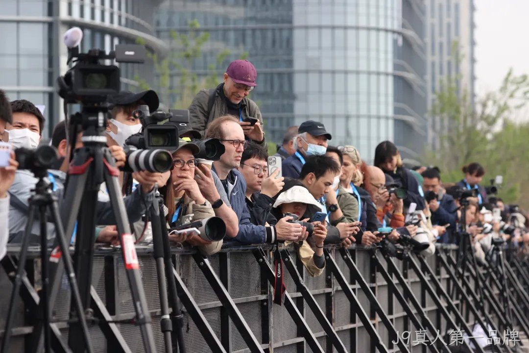 全球首个，人形机器人“跑团”在亦庄！2025北京亦庄半程马拉松暨人形机器人半程马